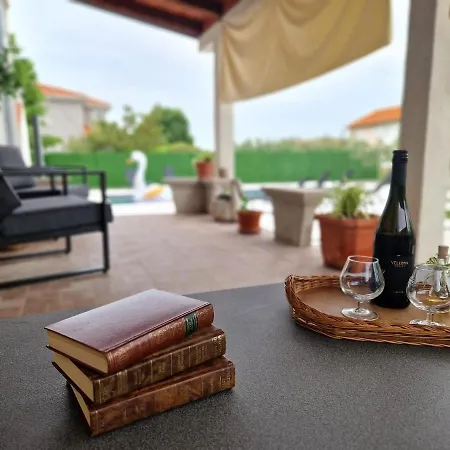 Gabriella House Policnik