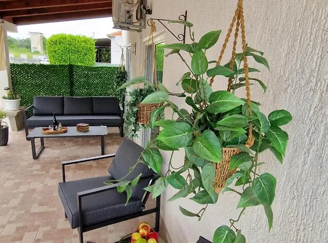 Gabriella House * Poličnik